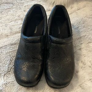 YUU Bethanee flower embossed clog size 7